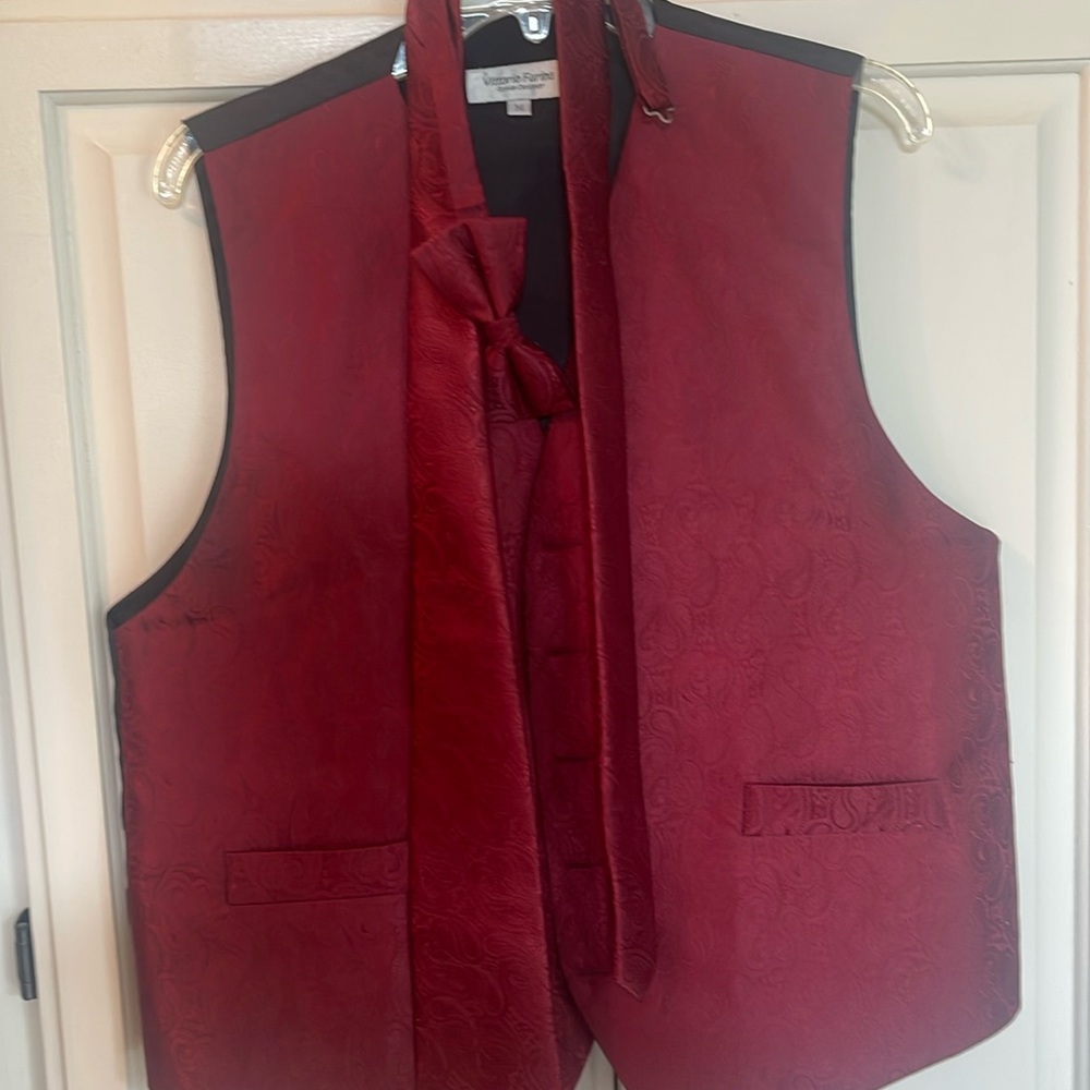 Men’s. Size medium Vest, tie, bow tie and pocket square. Worn once
